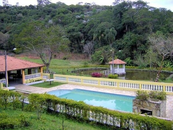 Vista da Piscina, Churrasqueira e Coreto