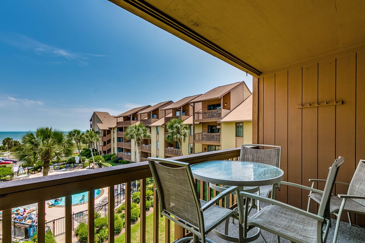 Large Condo- Beautiful Views of the Pool, Courtyard and Ocean, 2 Balconies!