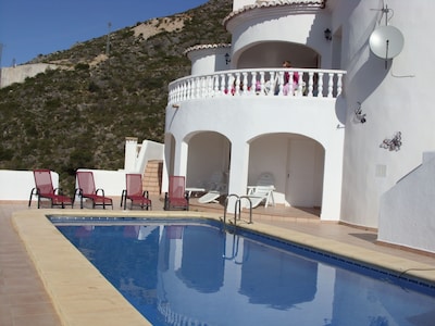 Villa privada orientada al sur con aire acondicionado, piscina climatizada e impresionantes vistas a la montaña