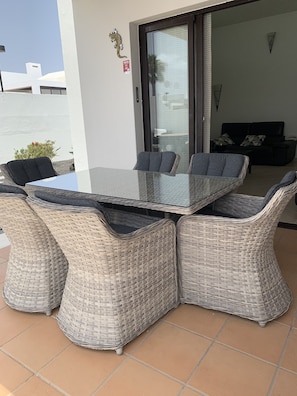 Patio dining table and 6 chairs