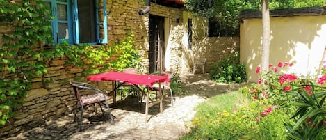 Terrasse mit Garten vor der Casita