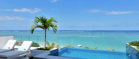 La vue spendide du lagon depuis la terrasse du penthouse