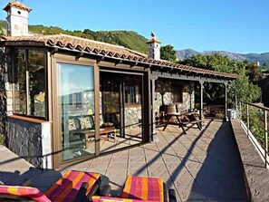 Die Finca Panoramica Vallemar und ihre grossen Terrassen im Sonnenschein 