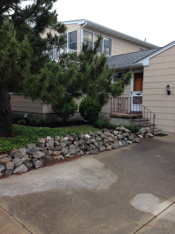 Coral Pines 
Side entrance