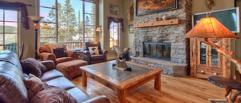 Amazing ski-in/out, breathtaking views, heated floor, wood-burning fireplace.