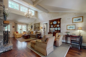 Room for entire family in this light-filled space with front and back views
