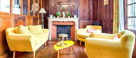 The stunning living room with authentic 17th century wooden panels.