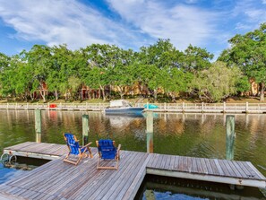 Dock. Great for fishing or bring your boat. Kayaks are provided. Explore the area by kayak. I discovered a beautiful private white sand beach nearby.