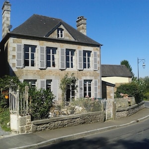 Beautiful Maison De Maitre in heart of pretty village 