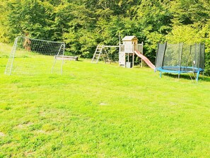 gemeinsam genutzter Spielplatz im großen Garten