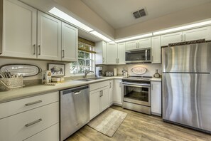 Kitchen w/new stainless steal appliances and fully equipped. 