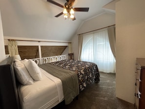 King bed with vaulted ceilings & ceiling fan
