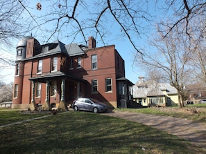 Box Cottage shares large yard with Johnstone Mansion.