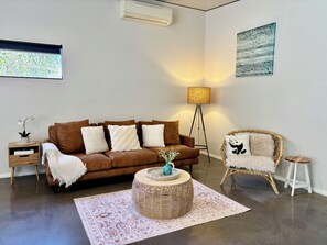 Living room, aircon/heating, TV