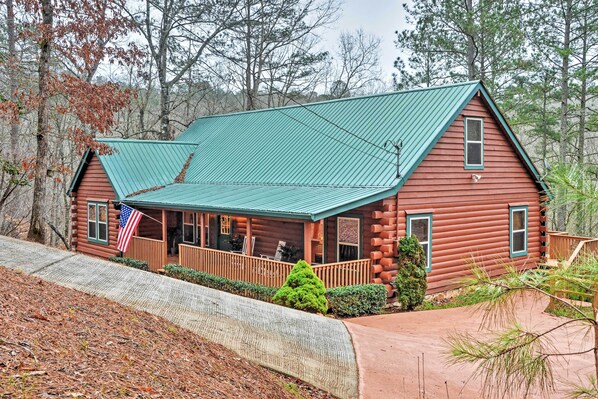 You'll love this Ellijay vacation rental home's authentic log cabin exterior!