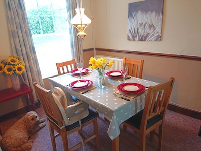 2 Bed Cottage, Open Fire, Large Garden Dog & Child Friendly