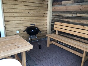 Neuer Grill - ein Eimer Grillkohle, Anzünder etc. werden bereitgestellt