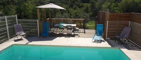 Piscine et sa terrasse