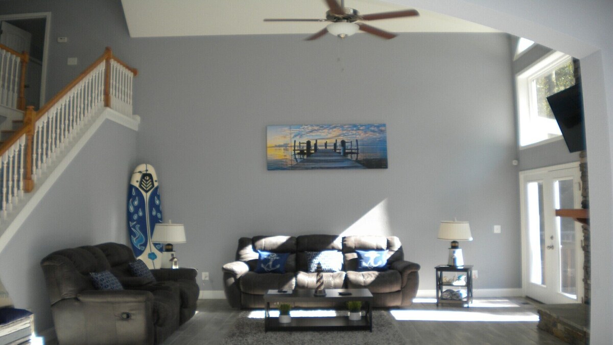 BEAUTIFUL BEACH HOUSE ON LAKE HARTWELL ONLY 300 YARDS FROM TUGALOO STATE PARK