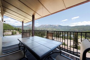 Amazing views of Spud Mountain and the Needles Range