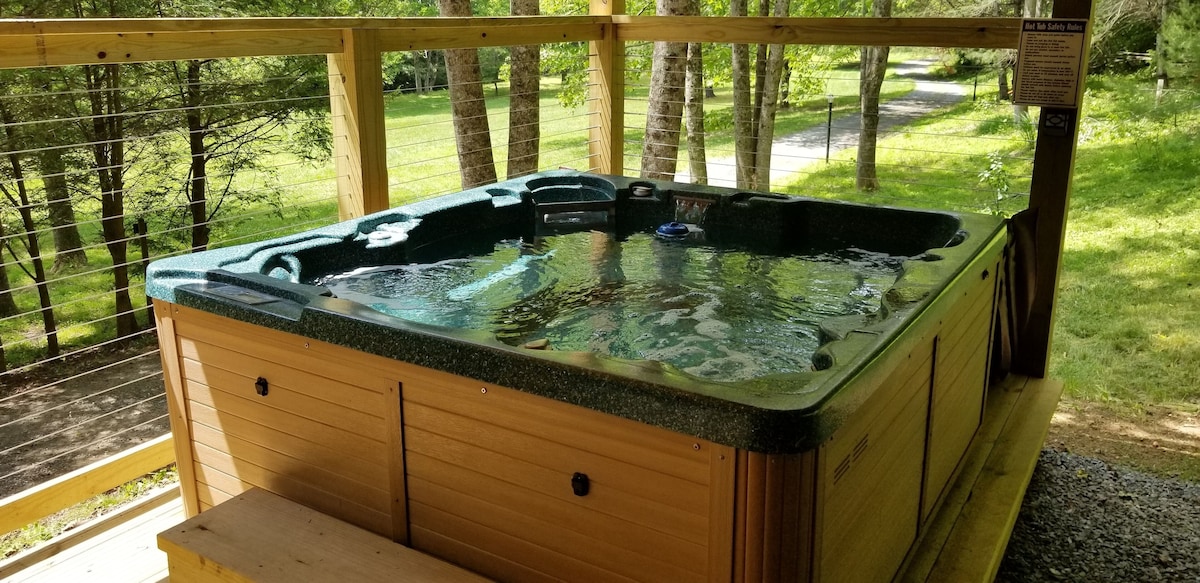 River Rock: stream side, 11 acres, hot tub, waterfall