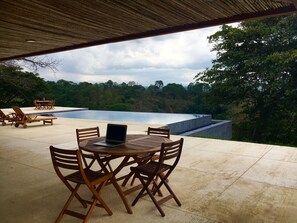 checking emails by the pool / responde correos desde la piscina.