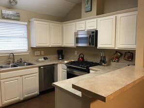 Beautiful, fully equipped kitchen for homemade meals!