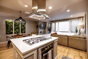 Open floor plan kitchen & dining 