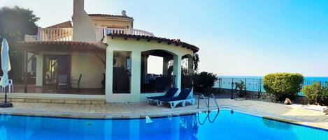 Villa with stunning sea and mountain views