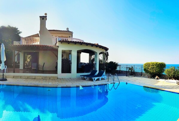 Villa with stunning sea and mountain views