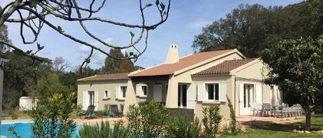 villa vue de l'arrière côté piscine