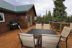 (23) large private deck with gas grill