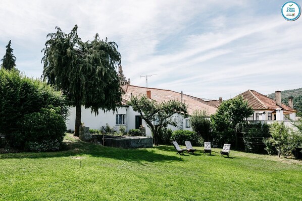 Relvado junto à Casa, de uso exclusivo