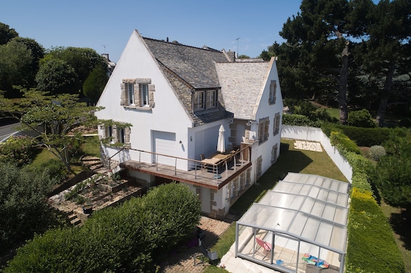 Maison avec piscine couverte