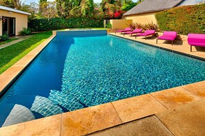 Sunshine, good vibes, and a sparkling pool? Your perfect vacation starts here!