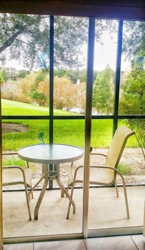 Living Room Screened Patio overlooking Lake and SplashPad. 