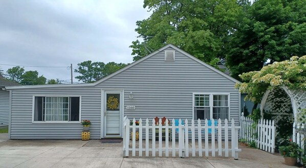 Chill Beach Cottage front entrance