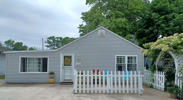 Chill Beach Cottage front entrance