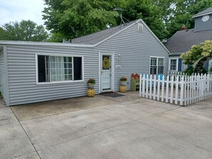 Chill Beach Cottage front entrance