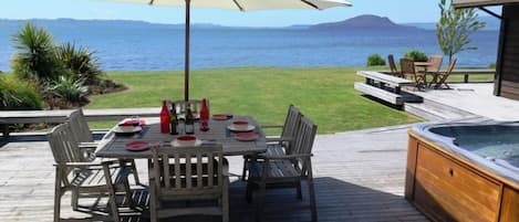 Lakefront spa andamp; BBQ for summer living