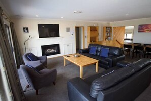 Entertainment = SkyTV , Netflix

Open plan living with loads of space