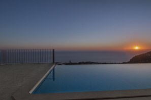 Swimming Pool with sea view and private.