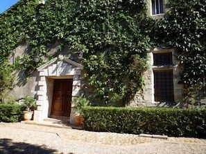 Main entrance opening onto the courtyard