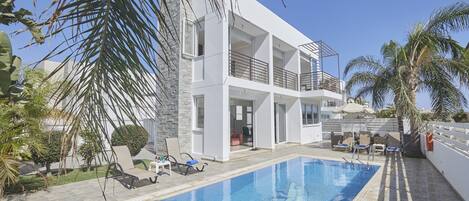 Villa PE17, Beautiful 3BDR Kapparis Villa, Walking Distance to the beach