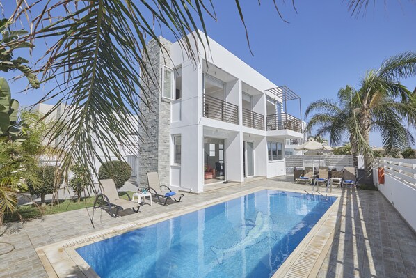 Villa PE17, Beautiful 3BDR Kapparis Villa, Walking Distance to the beach