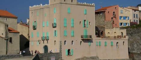 Chateau de la Rocasse exterior of building