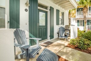 The inviting front porch with Gas Grill!