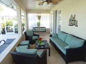 Seating area in the lanai