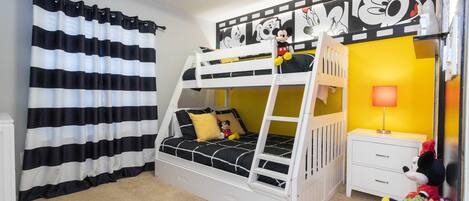 Bunk bed (sleep 4 total) / 2nd floor