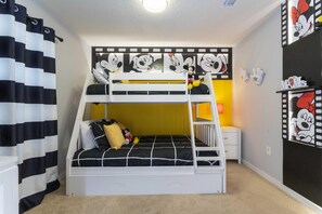 Bunk bed (sleep 4 total) / 2nd floor